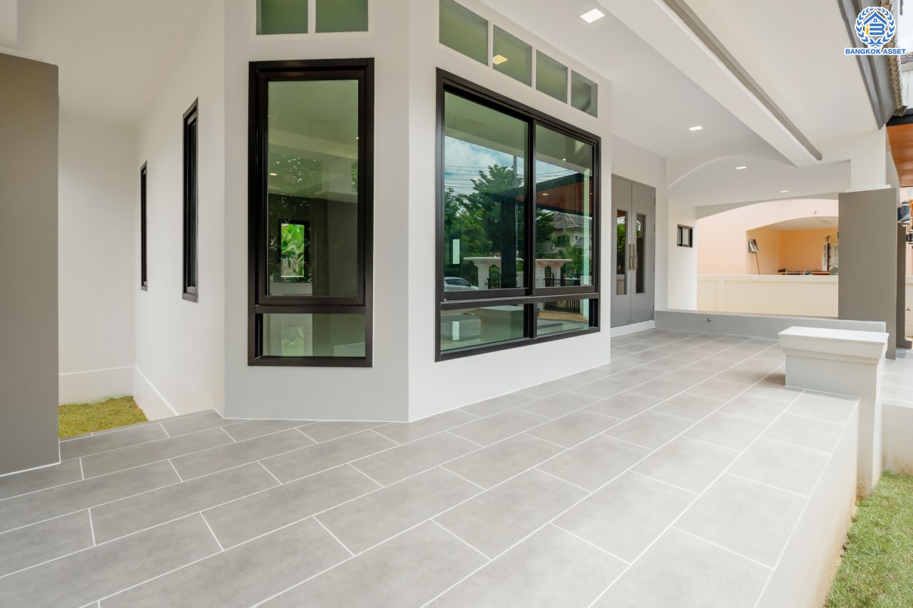 บ้านมือสองตกแต่งใหม่ ม.ราชพฤกษ์ บางบอน4 ตกแต่งหรูหรา ดีไซน์ Classic เนื้อที่ 100.5 ตร.ว. ฟังก์ชัน 3 ห้องนอน 4 ห้องน้ำ 1 ห้องแม่บ้าน จอดรถได้ 2 คัน พื้นที่สนามหญ้ากว้างกว่า 216 ตร.ม. บนทำเลศักยภาพ เชื่อมต่อหลายเส้นทาง ใกล้เดอะมอลล์บางแค จุดขึ้นทางด่วน "เพชรเกษม" และรถไฟฟ้าสายสีน้ำเงิน "สถานีหลักสอง"